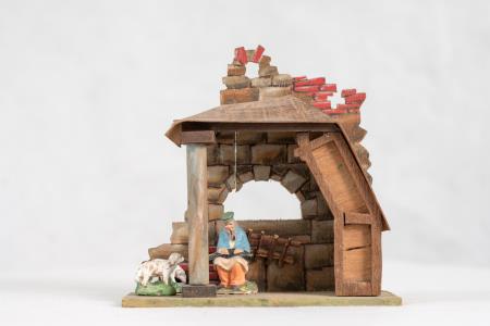 Hišica za jaslice, smrekove deščice in lepenka; ovčki za jaslice, pred. 2. sv. vojno, lončevina.